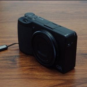 Ricoh GR 3digital camera 24mp,28mm f 2.8 lens touchscreen low shutter